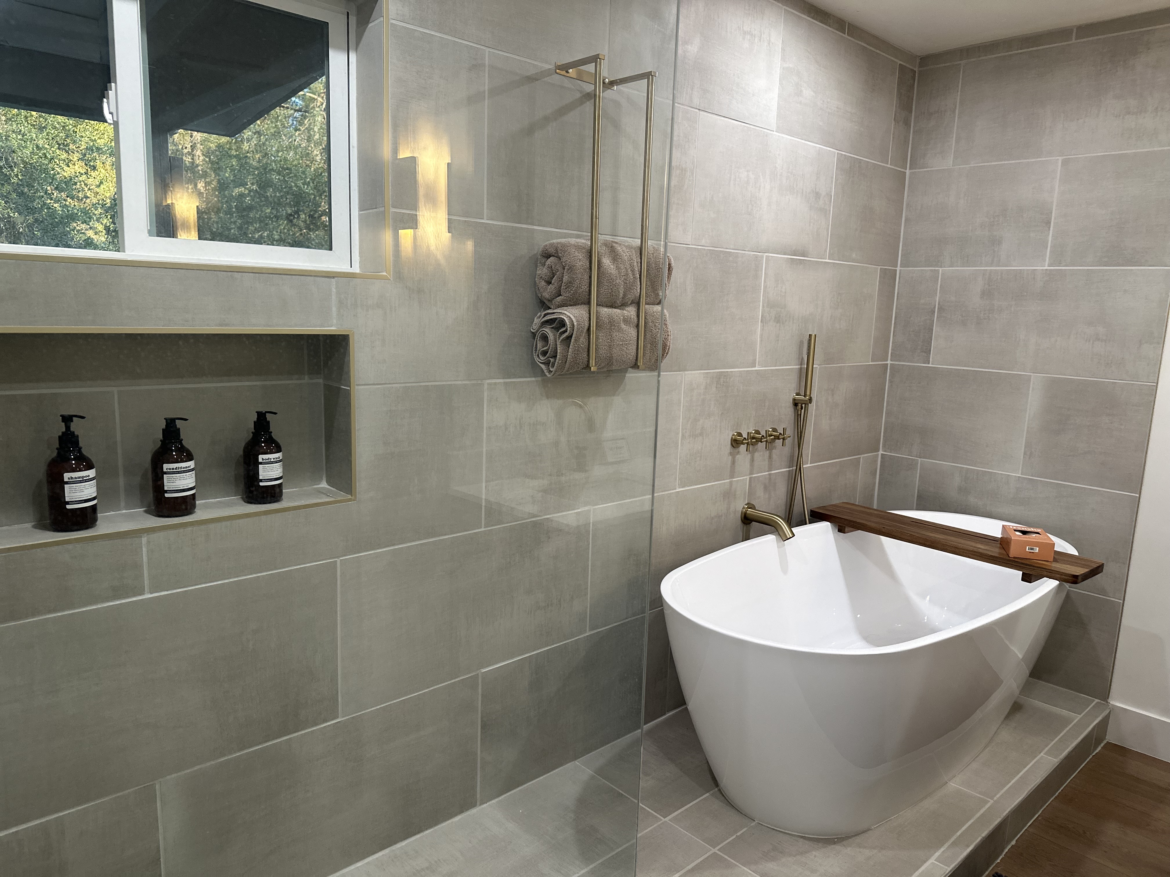 Freestanding soaking tub